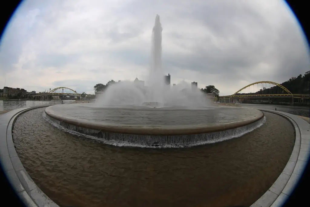 The tall fountain at Point State Park with the Fort Duquesne and Fort Pitt bridges behind
